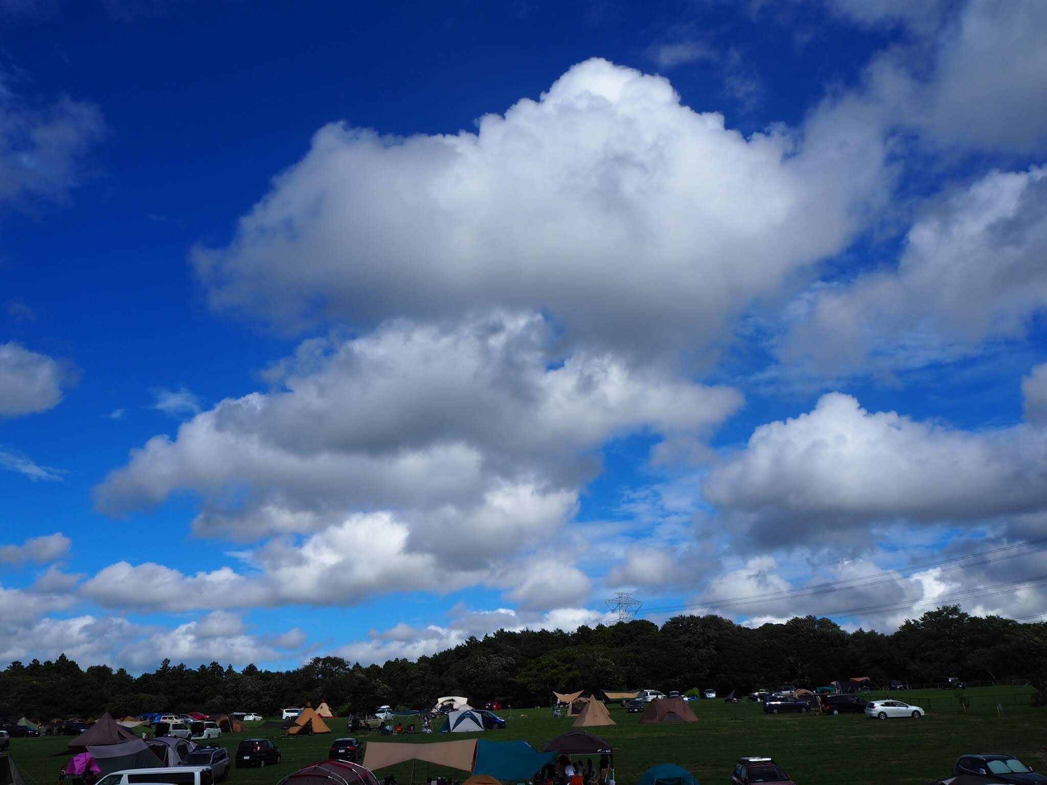 キャンプ場と雲
